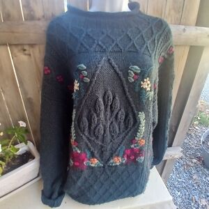 L.L. Bean Vintage Dark Green 100% Wool  Sweater Floral Accents and Cables. LG